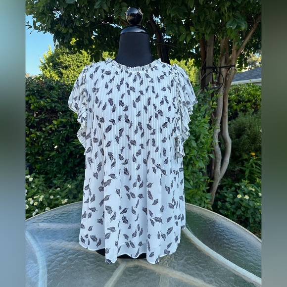 NWT Ann Taylor Pin-tucked Flutter Sleeve Top - size S - Picture 1 of 5